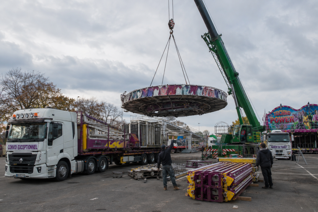 Comment les manèges de fête foraine sont-ils transportés