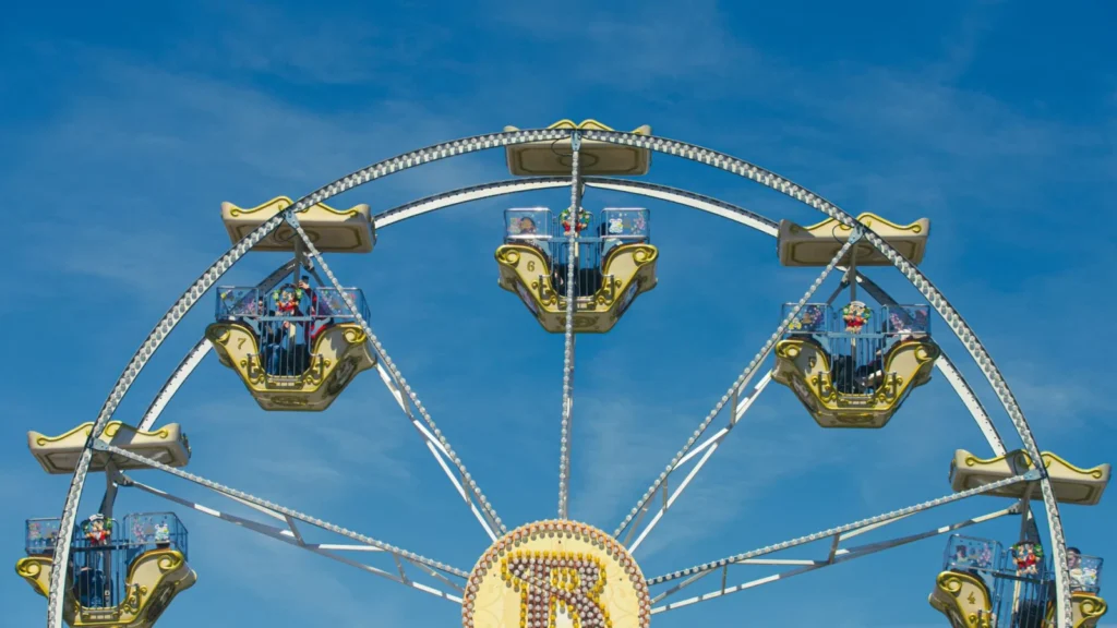 Illustration d’une grande roue installée dans une fête foraine