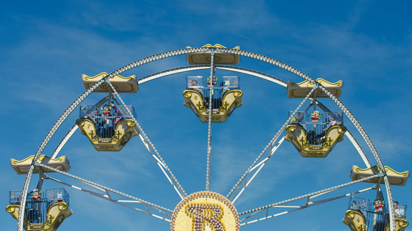 Illustration d’une grande roue installée dans une fête foraine